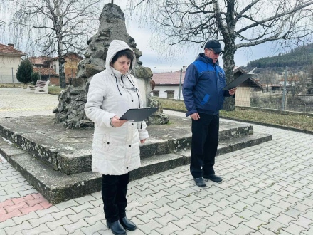 С поднасяне на цветя и преклонение Оборище почете героите, проправили пътя към свободата на региона