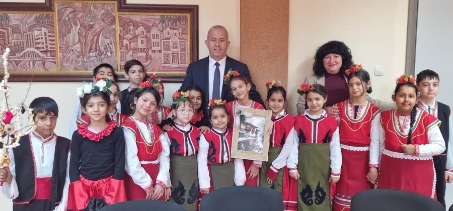 Със сурвачки и обредна пита,  и тази година ромски деца бяха на гости в Община Пещера на Банго Васил