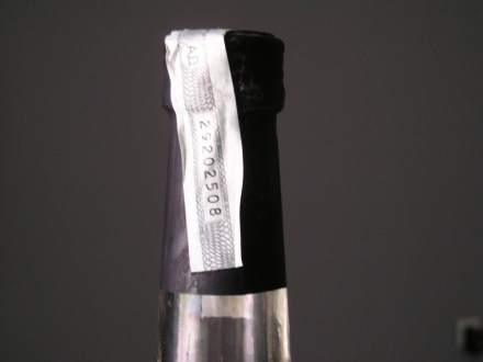 215 литра алкохол без бандерол иззеха от търговски обект и складовете към него в Мало Конаре