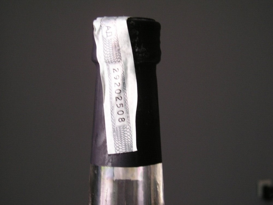 215 литра алкохол без бандерол иззеха от търговски обект и складовете към него в Мало Конаре