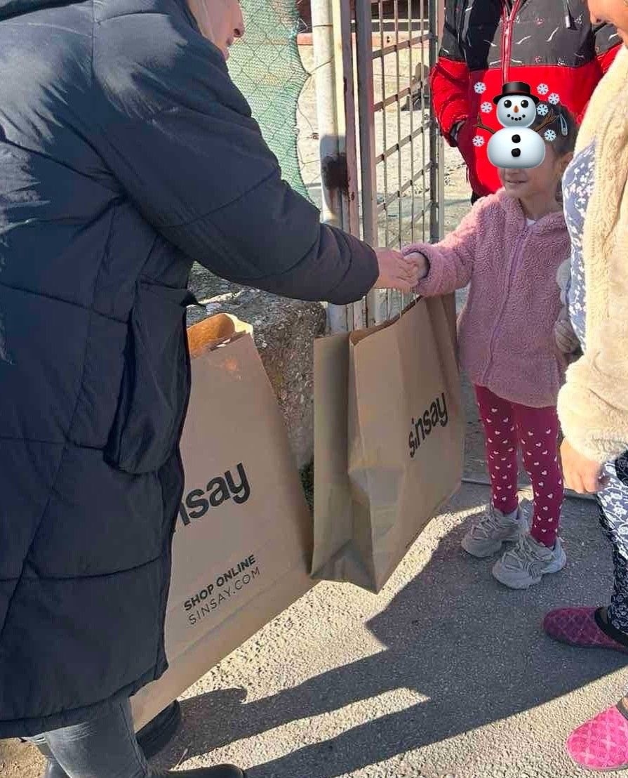 Благодетел облече с топли якета 52 деца от социално слаби семейства в община Лесичово