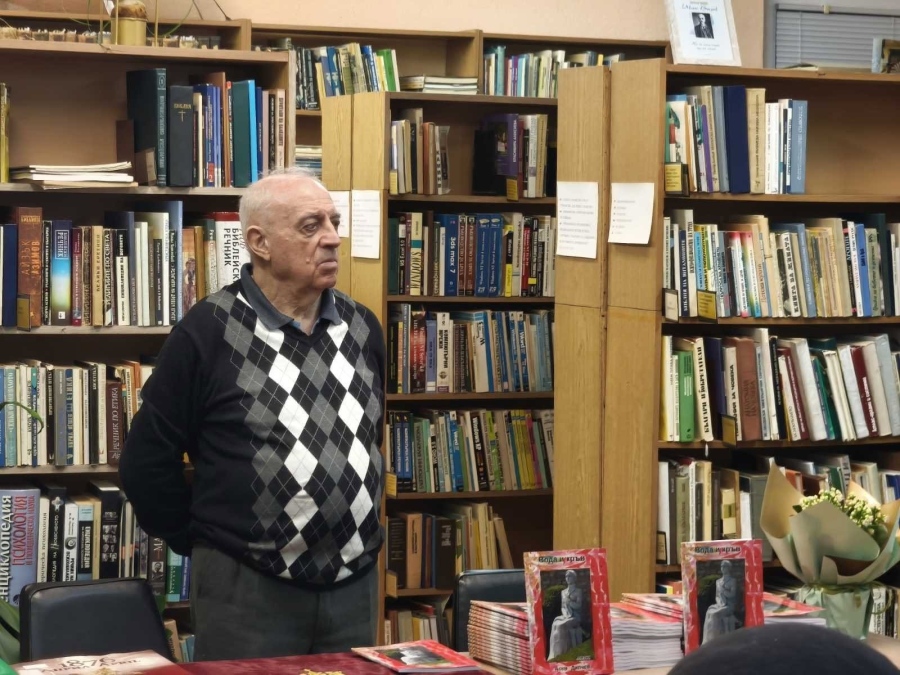 Правнукът на Райна Княгиня представи преиздадената си стихосбирка „Вода и Кръв“ в Панагюрище
