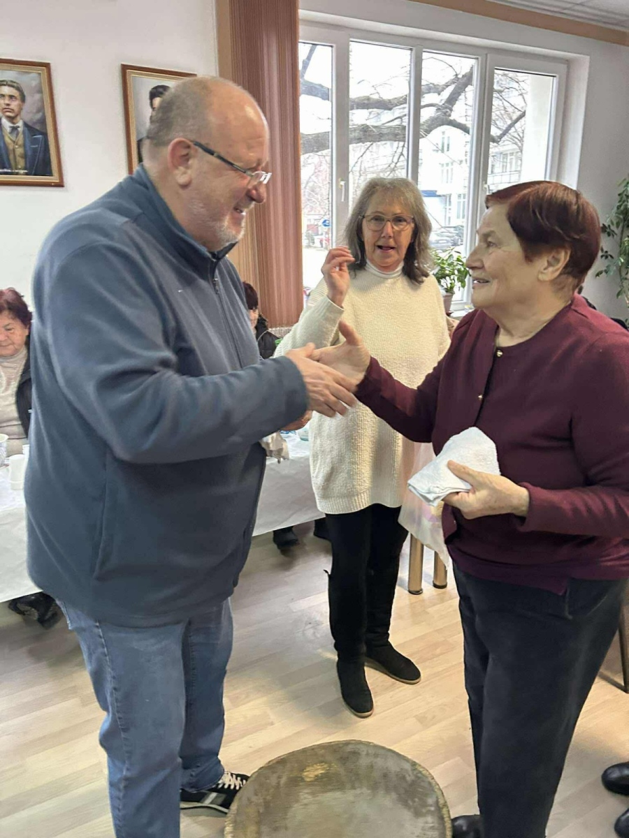 Кметът на Лесичово почете бабите и \