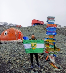 Мебелист развя знамето на Пазарджик на Антарктида и обзаведе базата на полярниците ни