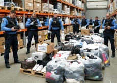 В Пазарджик: Икономически полицаи иззеха стоки с лога на известни марки