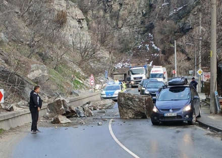 Скална маса затвори временно и пътя Варвара-Велинград, в района на Варварски бани