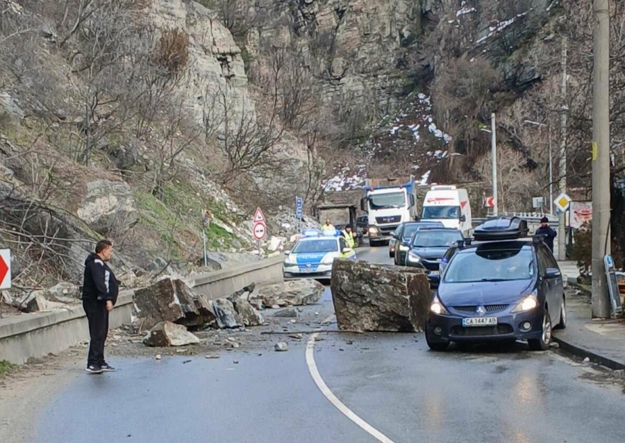 Възстановено е движението по пътя Варвара-Велинград