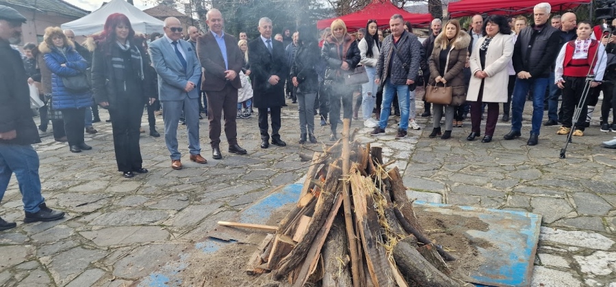 Фестивалният огън на “Среди зиме на мегдана“ събра радиловци и гостите им за мир, здраве и берекет