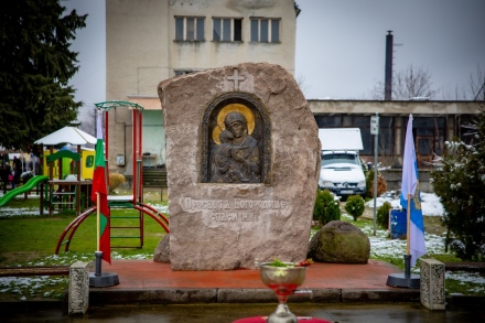 Осветиха икона-монумент на Света Богородица на площада в Черногорово