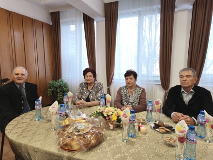 Две двойки, сключили брак през 1976 г., бяха на гости на кмета на Панагюрище