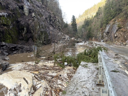 След вчера пътят Велинград-Сърница е непроходим дори за линейки и пожарни