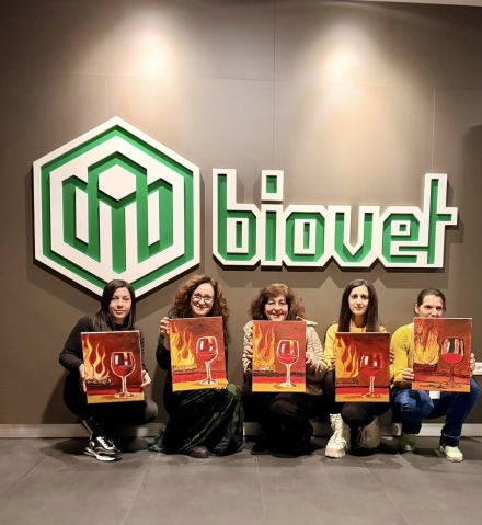 30 служители на „Биовет“ рисуваха благотворително с вино за Кризисния център в Пещера