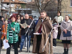 Кметът на Панагюрище рецитира свое авторско стихотворение за Левски, деца пяха любимата му песен