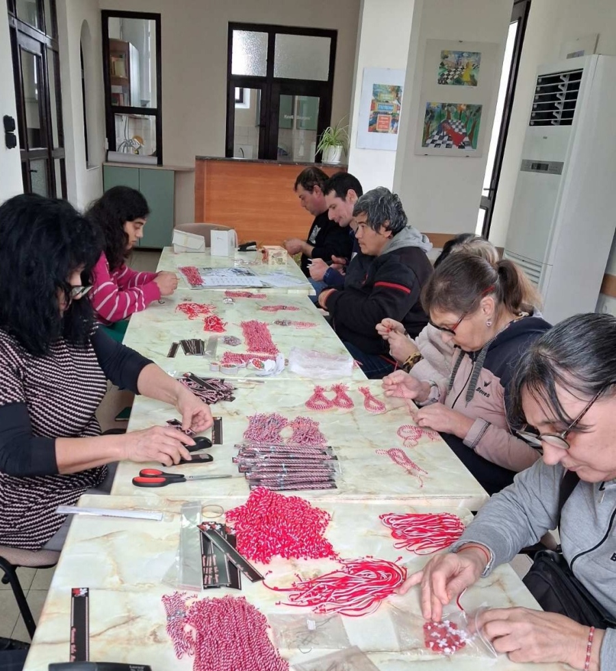 В арт работилница „Човеколюбие“ майсториха мартеници