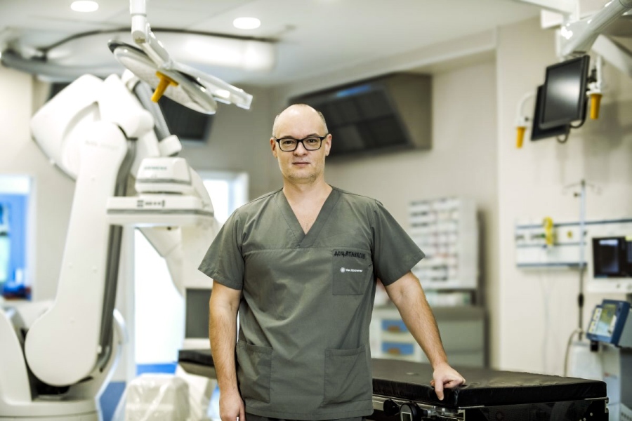 Доц. д-р Бойко Атанасов, Лекар на 2025 г. на „Уни Хоспитал“: Добър хирург е този, който намира баланса между умения, технологии, човечност… и пълна отдаденост