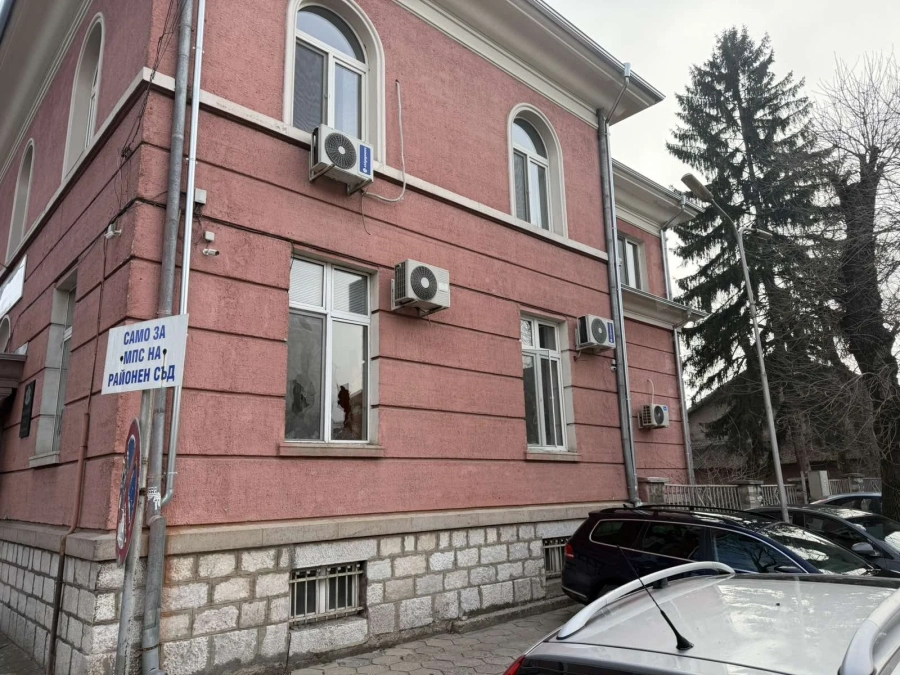 Мъжът, който потрошил Районния съд във Велинград, е дорковец