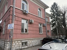 Прокуратурата привлече като обвиняем и задържа хулиганът, който потроши врати и прозорци на Районен съд-Велинград