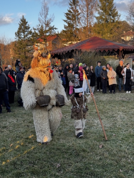 Тутманик по стара местна рецепта и халва бяха раздавани на Сирни Заговезни в Стрелча