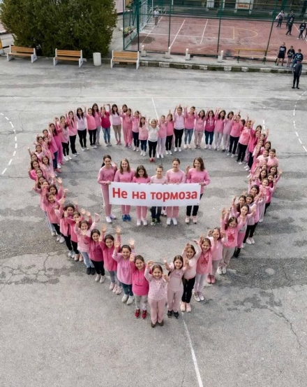 Флашмоб “Розово сърце“ срещу тормоза в училище направиха в СУ “Александър Иванов – Чапай“ - Белово