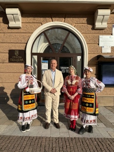 Мартеници не само зарадваха малки и големи, но донесоха и дарение за ПГХВТ „Атанас Ченгелев“