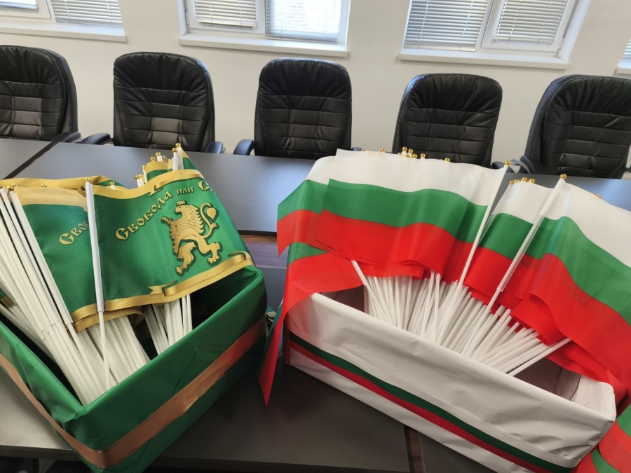 Дарение: 150 национални знамена връчи панагюрецът Кънчо Мухаров на Общината