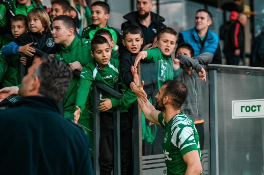 Финансов благодетел пое таксите на четири набора от ДЮШ на Хебър