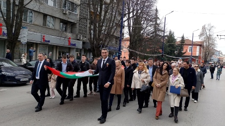 Пазарджиклии напълниха централния булевард и Тортата за Третомартенското шествие със 100-метровото знаме /СНИМКИ/