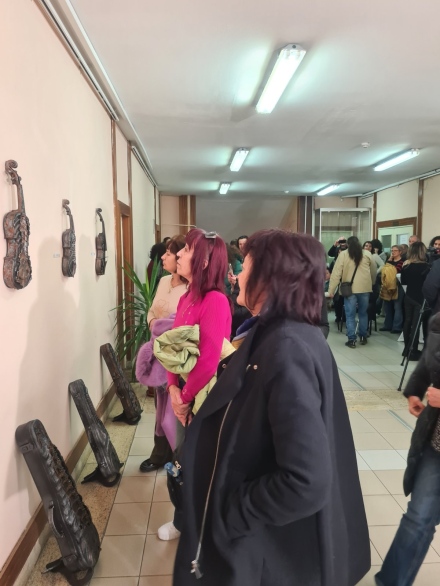 Уникална изложба на цигулки гостува в пазарджишката библиотека