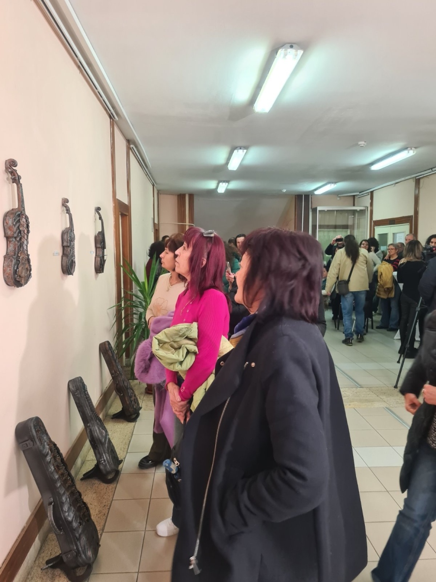 Уникална изложба на цигулки гостува в пазарджишката библиотека