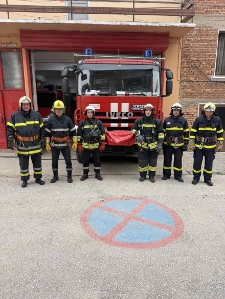 Полицаи и пожарникари почетоха колегите си, загинали при изпълнение на служебния дълг