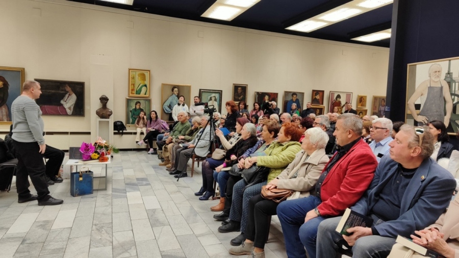 Колегата Тодор Гроздев представи дебютния си роман “Корпус некрологус“ пред пълна с приятели зала