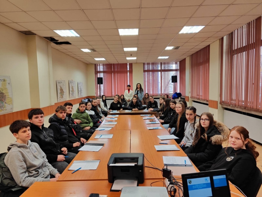 Осмокласниците от ПГИМ - Пазарджик посетиха Местната комисия за борба с противообществени прояви на малолетни и непълнолетни