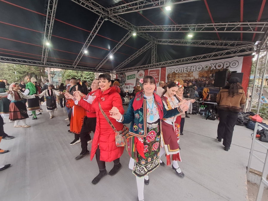 Над 1200 любители на фолклора се хванаха на 15-ото „Пролетно хоро“