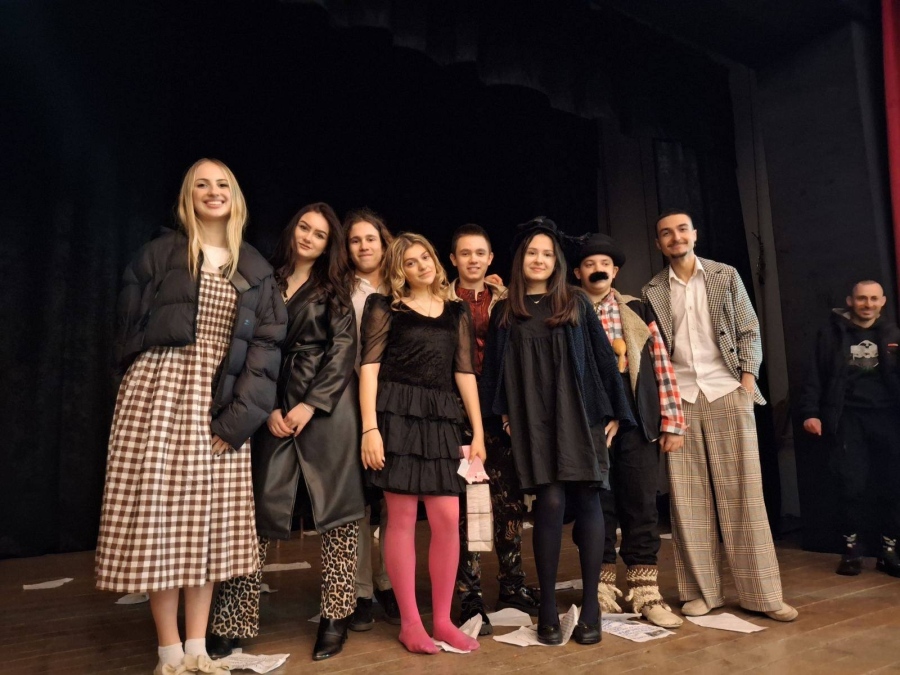 “Криворазбраната цивилизация“ на театрална къща “Пластилин“ развълнува зрителите в читалищния киносалон в Драгор