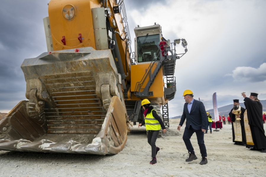 Пети електрически багер “Либхер“ вече работи в рудник “Асарел“ 