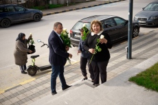 Марин Рачев за 11-та поредна година подари цветя на жените в Септември