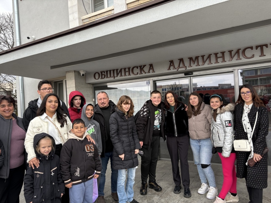 Ученици със СОП на вдъхновяваща градска разходка в Панагюрище