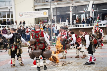 В Попинци: 700 участници дефилираха на 17-я Фолклорен фестивал на маскарадните и кукерските игри
