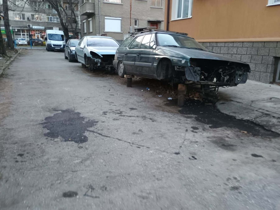 Читателско: Автосервиз-свинщина на улица в Пазарджик!