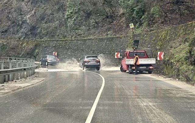 Най-много са падналите камъни, скална маса и пръст в дефилето между Велинград и Варвара