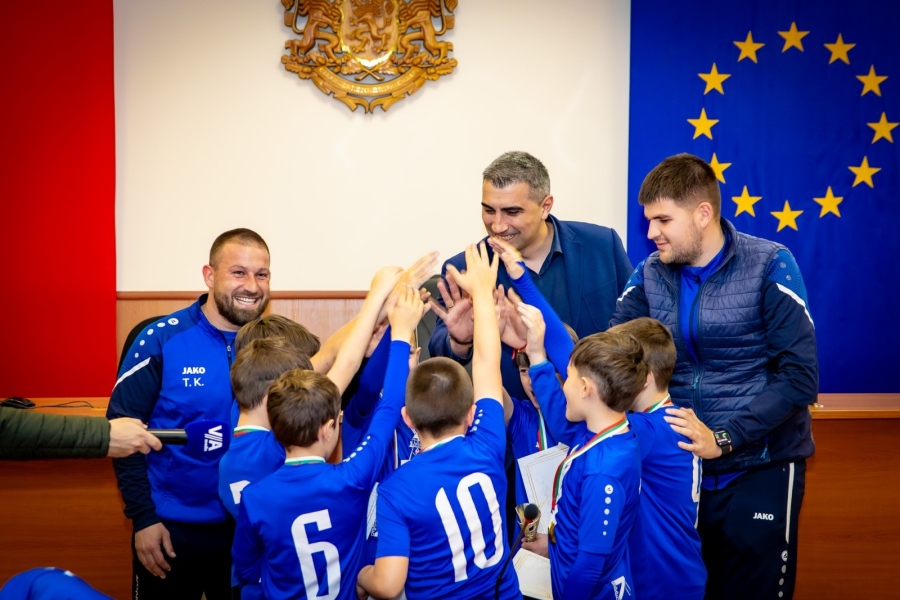 Днес кметът награди малките шампиони от ДФК „Орлета“