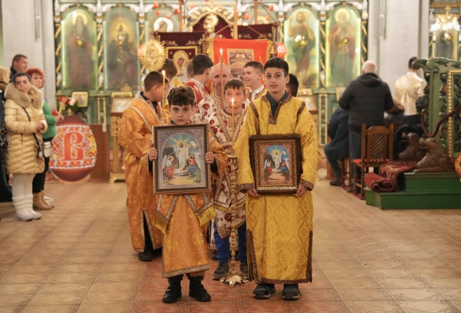 Христос воскресе, уважаеми читатели, със снимка от църквата в Батак!