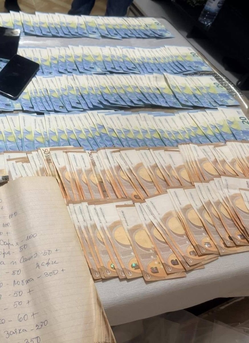 Арестуваха двама общински съветници от Септември за търговия с гласове