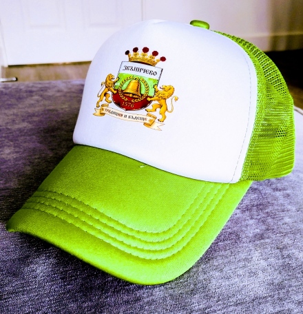 С шапки и магнитчета звъничевци популяризират любимото си село