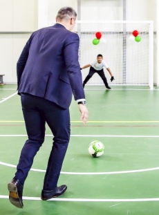 Нов салон извади наяве футболните умения на кмета и областния управител