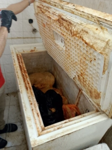 Запечатаха заведение за бързо хранене в центъра на Пазарджик заради месо с изтекъл срок на годност, лоша хигиена и трудови нарушения