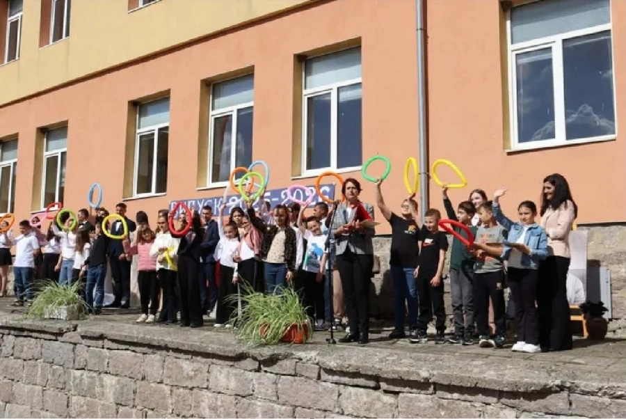 Тържествено отпразнуваха 24 май в СУ “Кирил и Методий“ в Нова махала - почетоха и паметта на Билгин