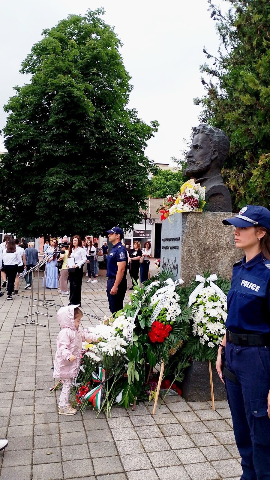 Пазарджик се поклони на Ботев и загиналите за свободата на България /СНИМКИ/