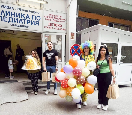 Балони, клоун и подаръци от Пазарджик за детската онко-хематология