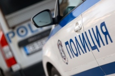 533 дрехи с лога на известни марки иззеха полицаи от магазин в центъра на Пазарджик